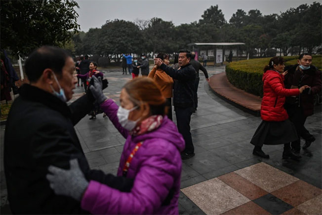 武汉封城周年不影响当地民众生活，老人在公园里如常活动。