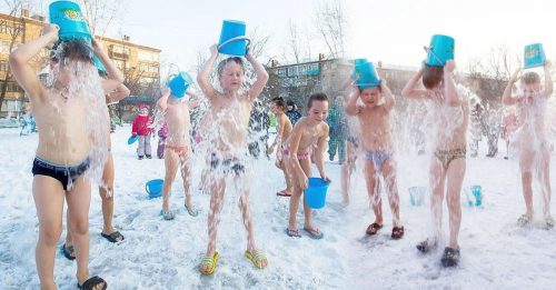 俄幼儿园孩子仅穿泳裤  冰天雪地自浇冰水