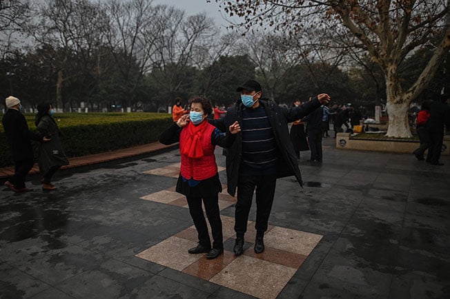 武汉封城1年后，民众23日在公园里跳舞。 （法新社）