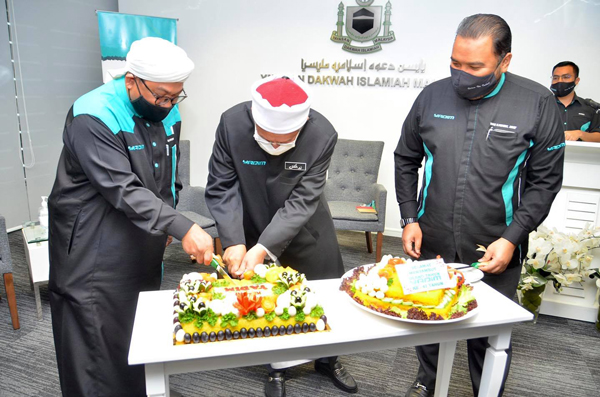 纳斯鲁丁哈山（左起）和祖基菲莫哈末一起切蛋糕，庆祝YADIM成立47周年。