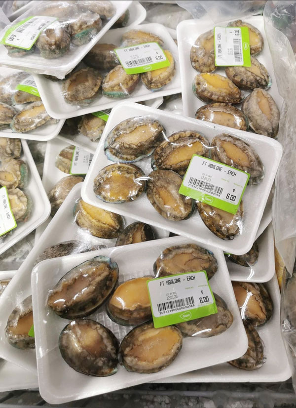 刘成忠在巨人超市（Giant）购买冷冻鲍鱼，六个只卖6元。（受访者提供）