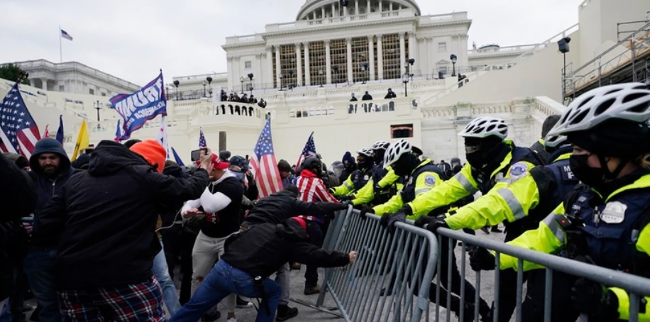 特朗普支持者硬闯国会大厦。