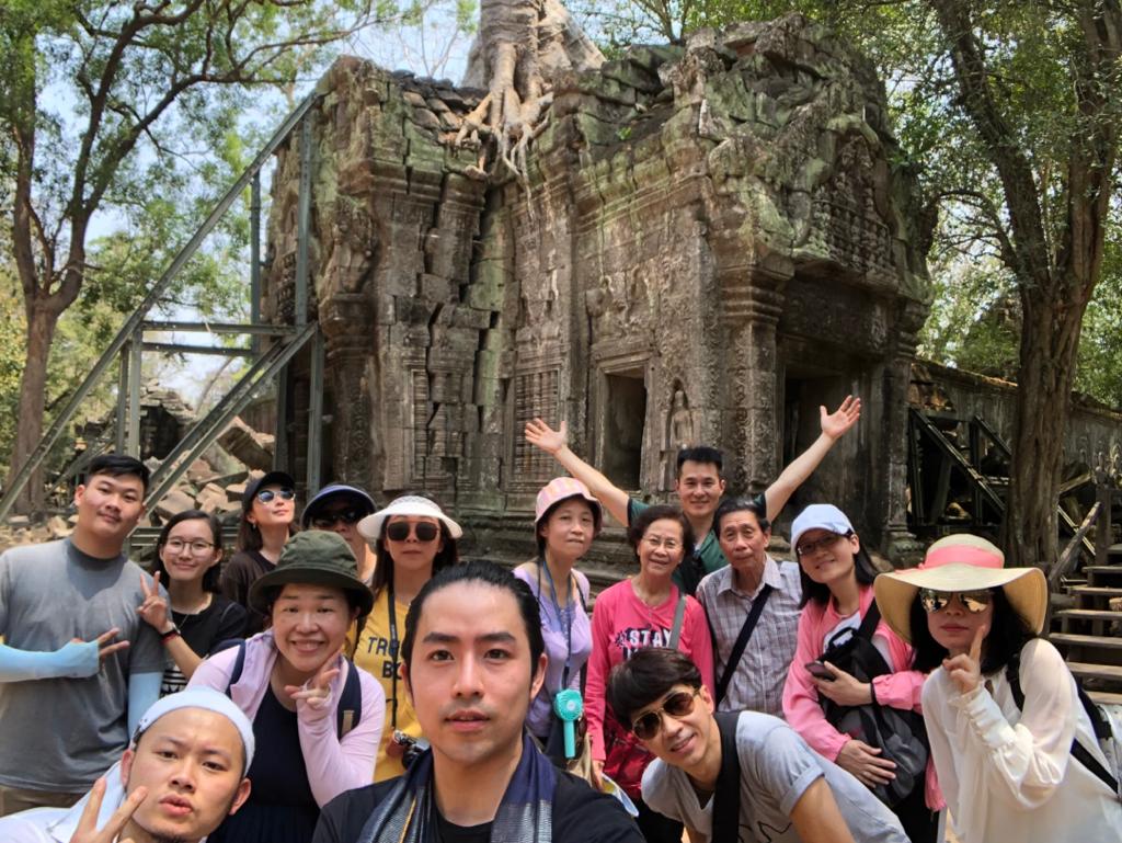 光良（前排右2）每年都会办员工旅游，2019年就带着公司员工到柬埔寨旅行。（星娱音乐提供）