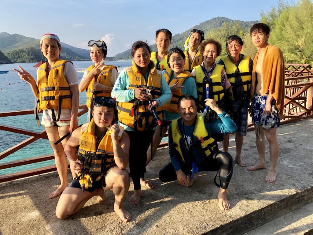 光良（右）2018年邀请员工到自己的家乡怡保及热浪岛，进行8天7夜的深度之旅。（星娱音乐提供）