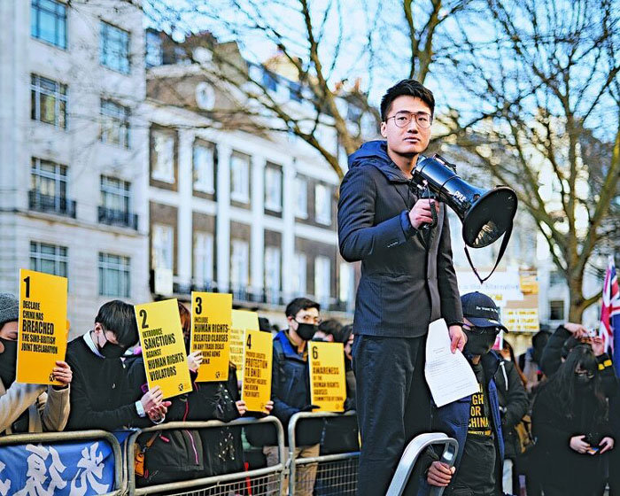 郑文杰参加在中国驻英大使馆外举行的“天下制裁”集会游行。