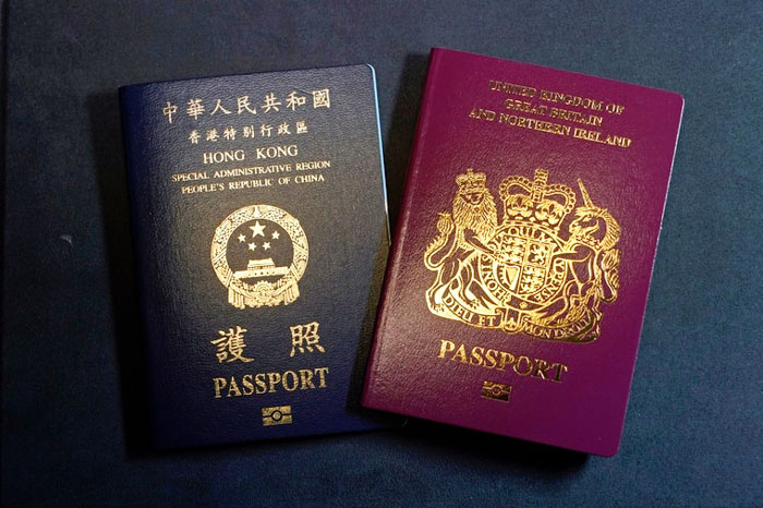 BNO护照（右）和香港护照。