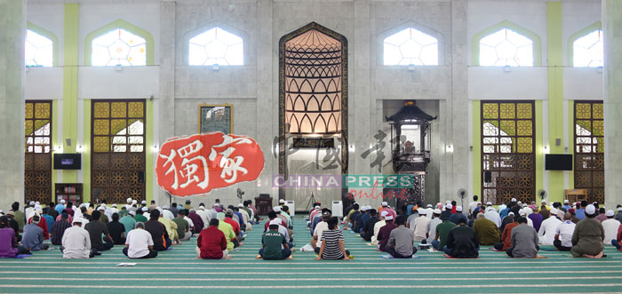 作为甲州最大的州清真寺，周五迎来500名穆斯林集体祈祷。