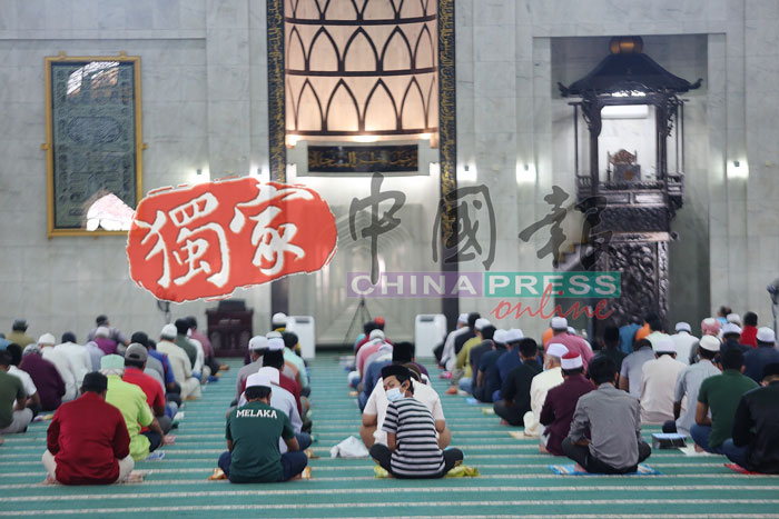 穆斯林在祈祷期间的席位，严格保持人身距离。