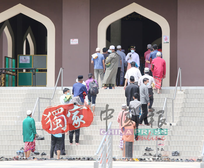 周五的祈祷，甲州清真寺有不少穆斯林到来祈祷，惟额满500人后，后来者都被禁止入内。