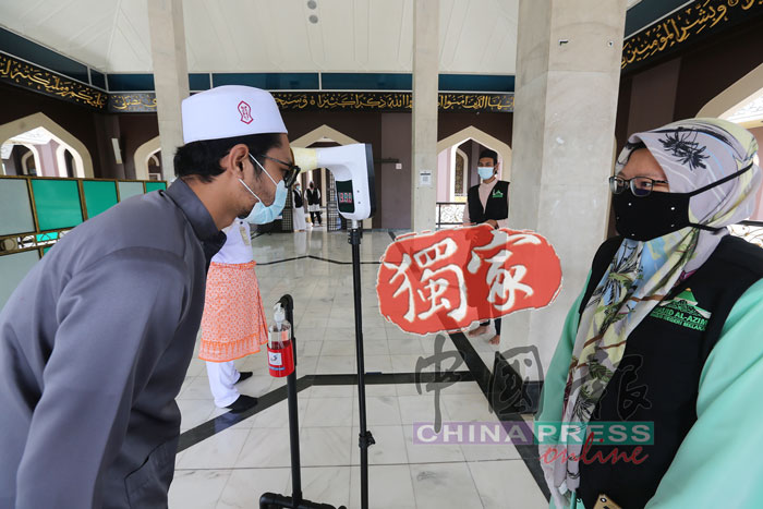 进入清真寺前，穆斯林必须进行体温检测与身份登记。