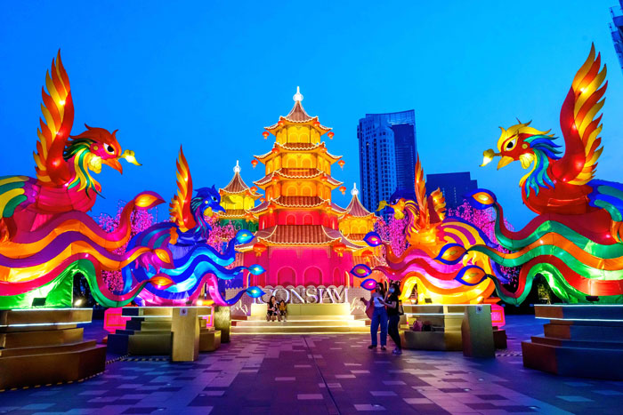 曼谷一家商场外摆放巨型灯饰，迎接华人农历新年。
