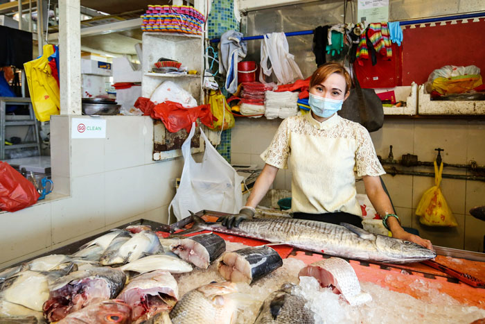 卖鱼姐黄淑玲每天打扮美美，到大巴窑湿巴刹卖鱼。