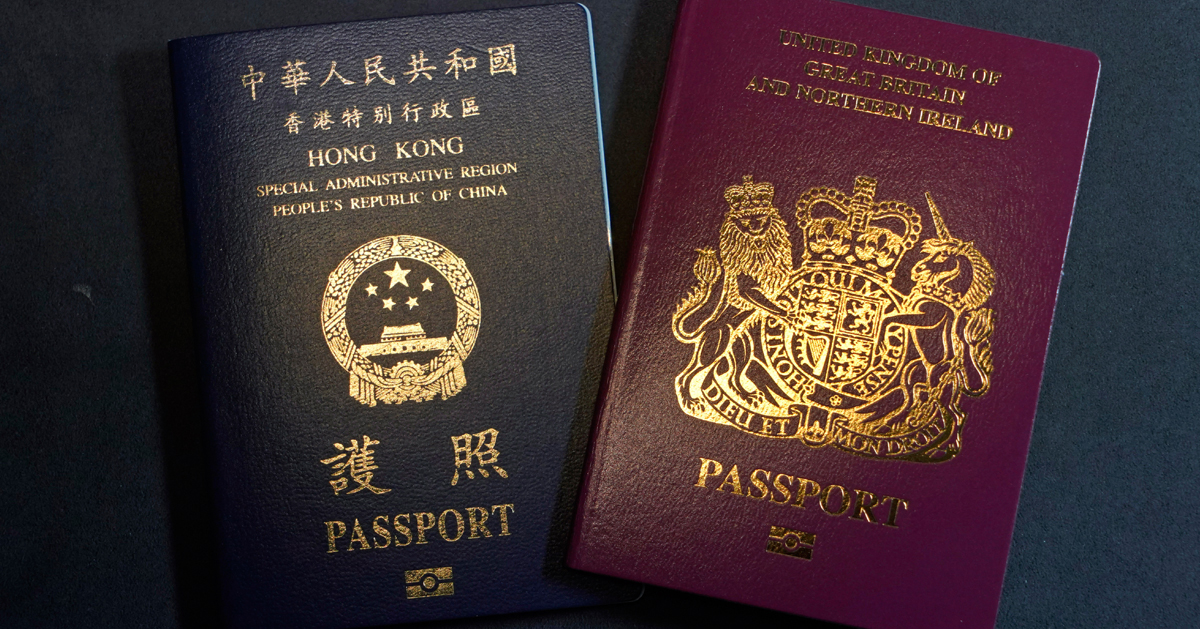 图为中国香港特区护照与BNO护照。（美联社）