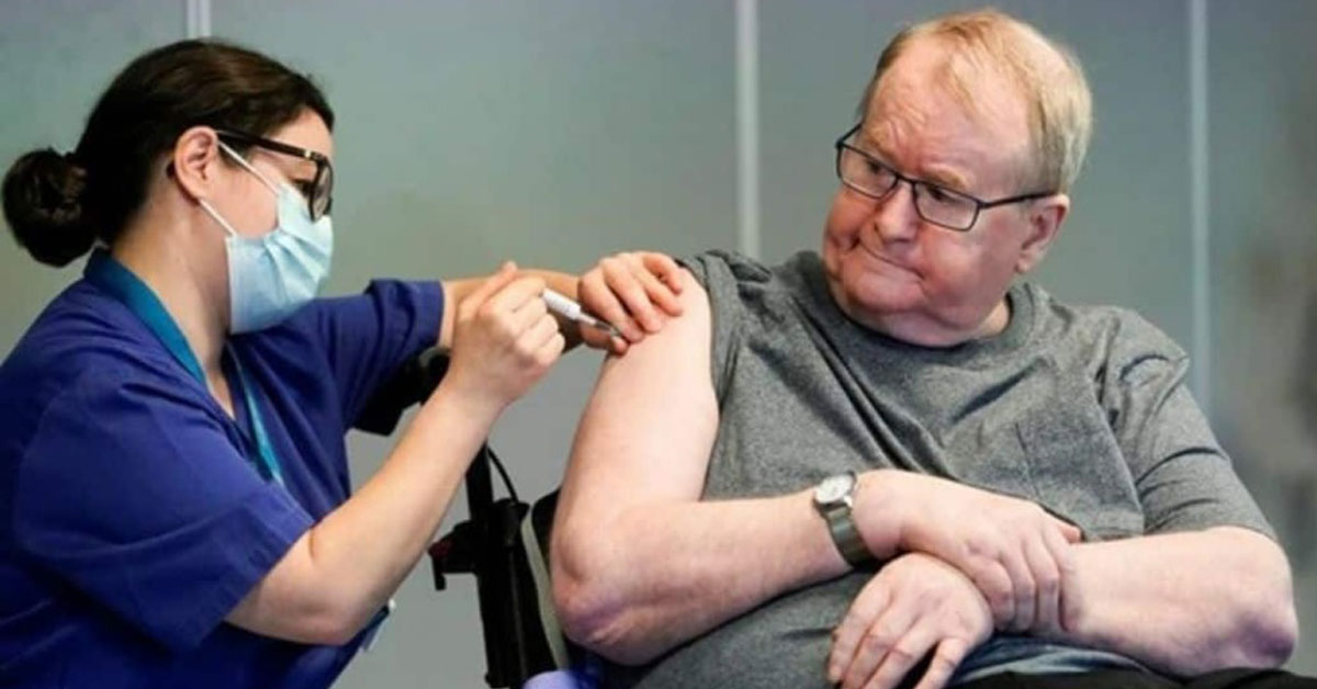 一名长者正接受新冠疫苗接种。