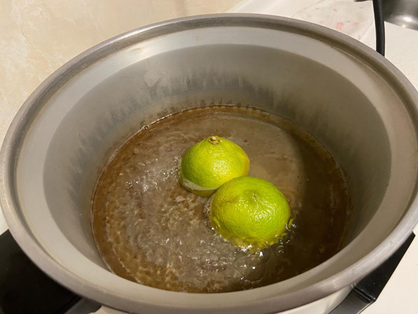 吃剩柠檬皮放进电锅外锅，加入清水一起煮滚，清洁又能去除异味。