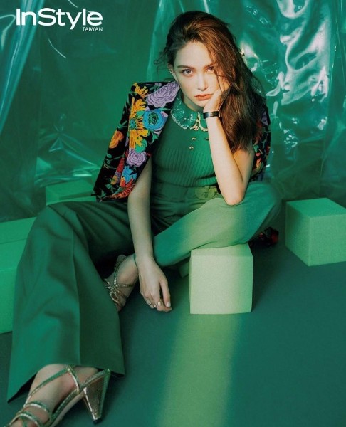 昆凌穿全身绿色拍摄时尚杂志。