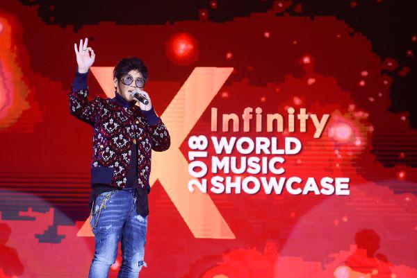 曹格在“X Infinity World Music Showcase 2018”中演唱，带动全场气氛。