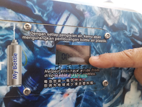 使用电池而不是电源的饮水机，屏幕上将显示用水量。