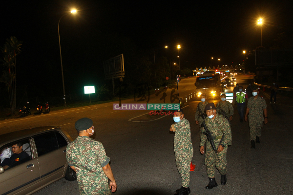 军警参与”新冠肺炎行动”，检查路过的车辆。