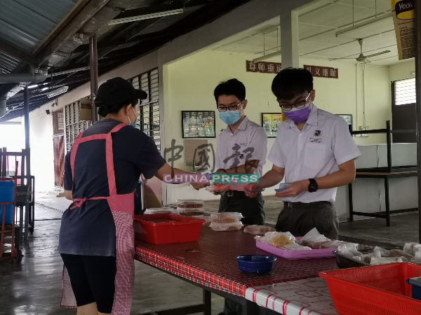 由于不能堂食，学生在下课时间到食堂购买食物，带返课室享用。