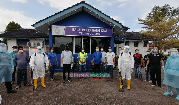 马青及马华志工团联合消毒服务队在丁赖警局消毒。