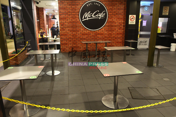 位于英雄广场的麦当劳餐厅，部分位置已封锁，准备应对隔日禁止堂食的情况。