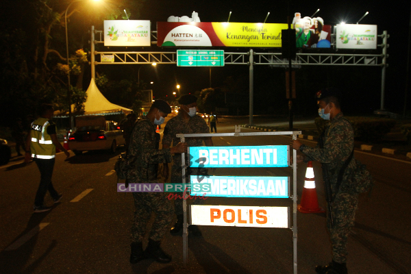 军警于12日晚上在爱极乐收费站前准备设路障工作。