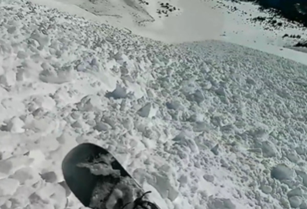 男子的镜头意外记录下雪崩过程。