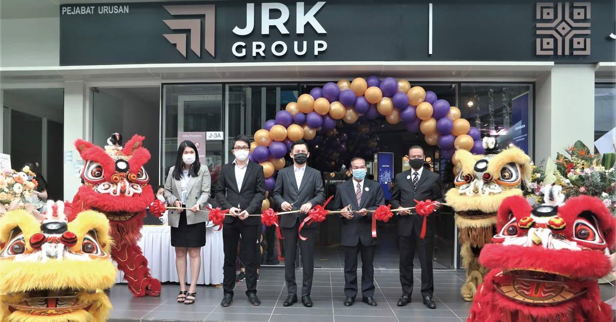 配合JRK CONVENA服务式公寓的正式推介，梁依敏（左起）、林鈫强、官政锴、阿都拉昔及助理阿末拉兹米为JRK CONVENA销售廊主持剪彩仪式。