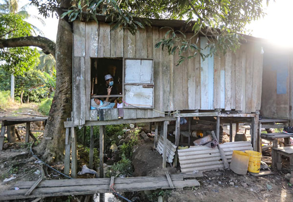 老妇住在窄小又简陋的小木屋，雨天屋顶还漏水。