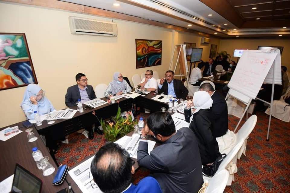 甲行政议员、政府部门代表到浮罗交怡开会，相关照片上载到面子书。（照片取自面子书）
