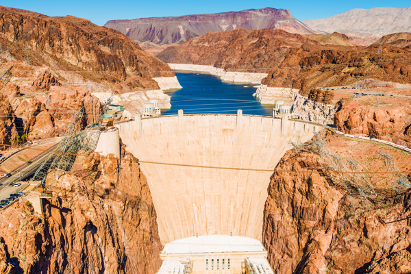 胡佛水坝为美国最大的水坝，被誉为沙漠之钻。