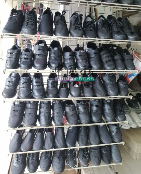 许多家长为孩子尤其小学生购买黑校鞋，耐脏也容易清理。