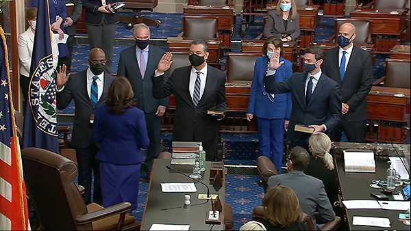 贺锦丽（背对镜头）周三以副总统身分，在国会参议院见证沃诺克（左）、帕迪拉（中）和奥索夫（右）宣誓成为参议员。（美联社）