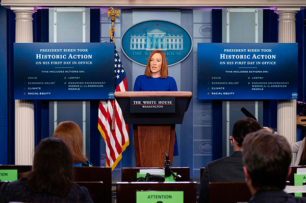 新任白宫新闻秘书普萨基20日晚主持了首场新闻发布会。（法新社）