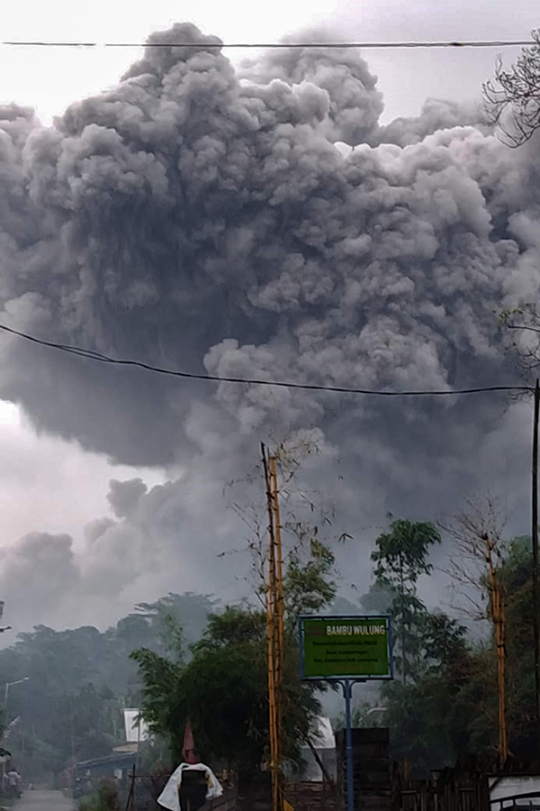 印尼塞梅鲁火山周六喷发 ，灰烬冲上5.6公里高。