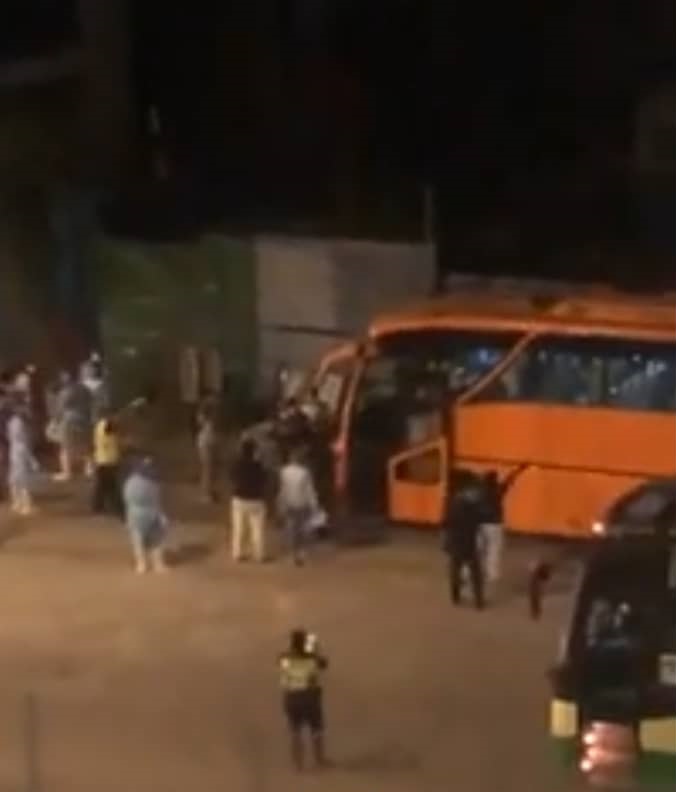 5辆巴士出现在哥打拉沙马那一个建筑工地，将外劳载走。