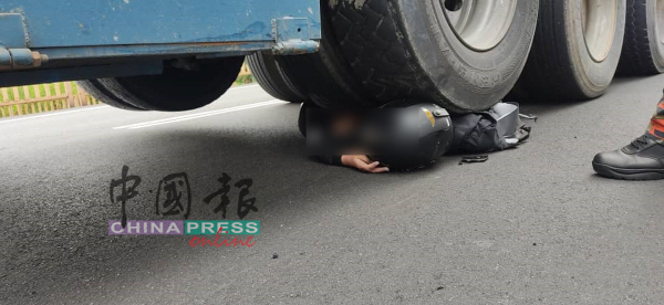 女学院生骑摩哆时，不慎与拖格罗厘发生碰撞，活生生遭拖格罗厘巨轮辗毙。