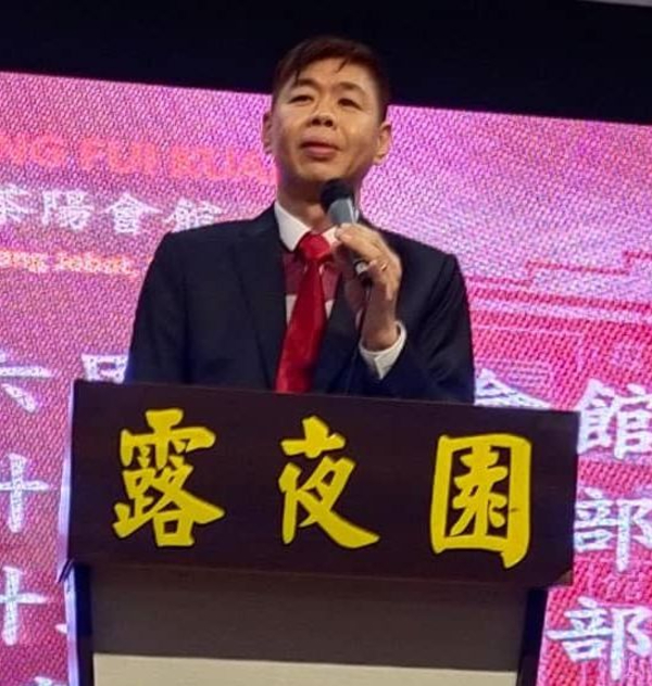 曹洪源在会上致词，发表新届理事会的两项宏愿。