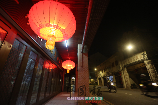虽然许多老街尚未进行年景布置，但部分老店已自行简单张灯结彩，为农历新年增添气氛。