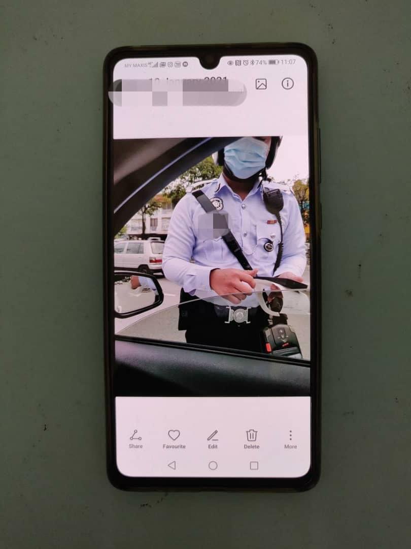 女司机辱骂交警时，还拿出手机拍摄对方。