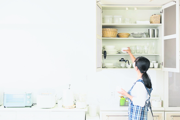 厨房代表了你们家的“暗财富”，应从厨房清理做起，特别要强调炉灶和冰箱的卫生。