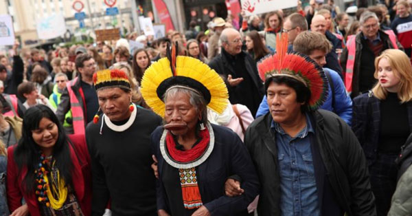 卡雅波部落首领梅特克蒂尔（前中）2019年5月参与气候游行。