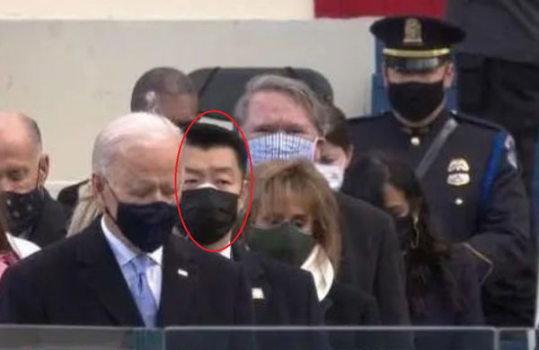 美国总统拜登就职典礼上身后出现的亚裔保镖（红圈）。