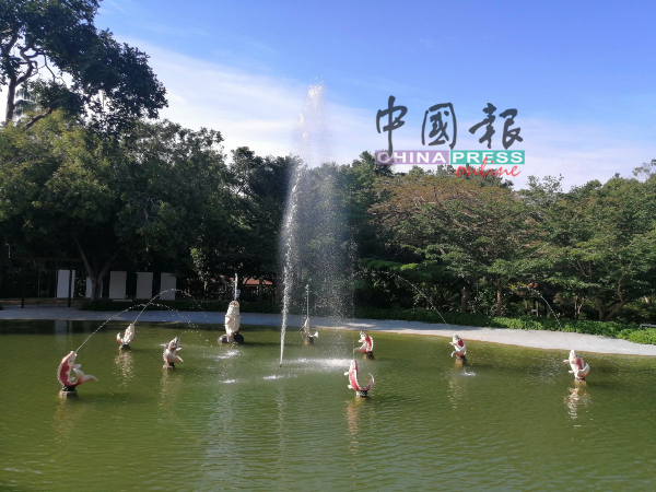 公园里有美丽的喷水池，让访客拍照取景。