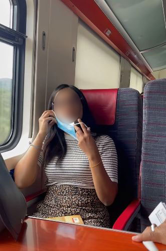 搭客拍下不戴口罩女生的视频时，女生才愿戴上口罩。