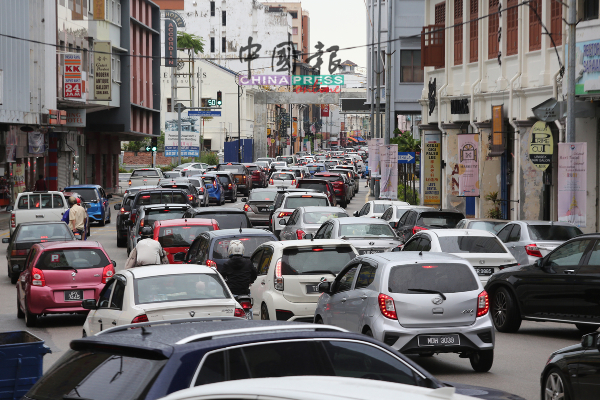 新年伊始，马六甲市区出现长长车龙。