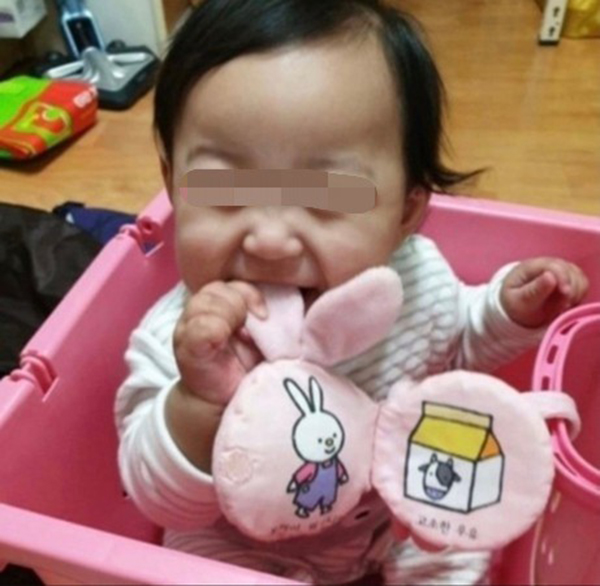 韩国16个月大女童郑仁疑受虐身亡，引起全国民众挞伐。