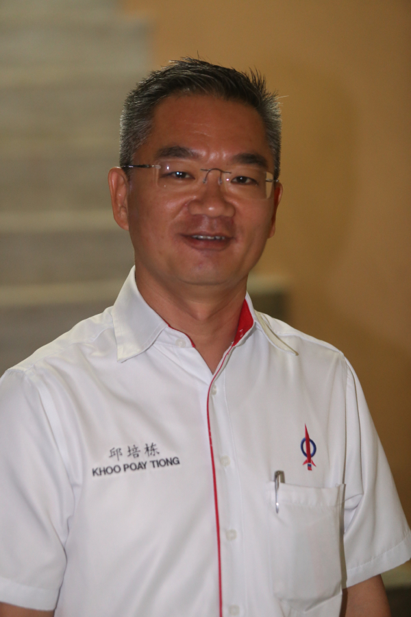 邱培栋揭露马六甲市区国会辖区内一中学有老师确诊。