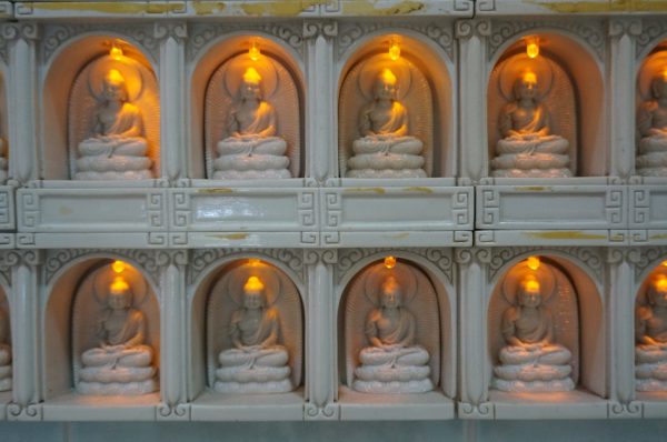 万佛殿的墙上，布满了万尊洁白佛像，也是彭亨佛教会的一项壮举。